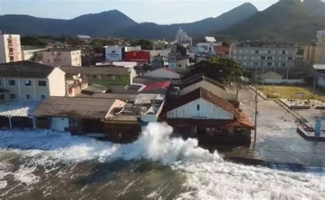 Marinha emite alerta de ressaca no litoral do Paraná nesta segunda 07