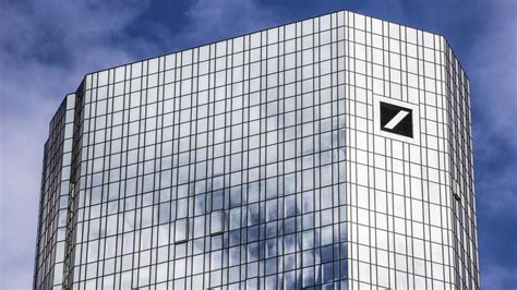 Deutsche Bank kündigt an Erwartungen an das zweite Quartal leicht