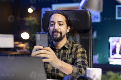 barbado hombre se sienta en frente de un computadora portátil