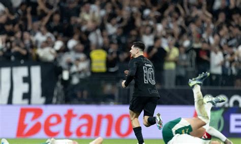 Roma News Corinthians Vence Cl Ssico O Palmeiras Para Se Afastar