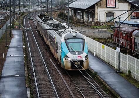 Loire Atlantique Une Femme Meurt Percutée Par Un Train En Traversant