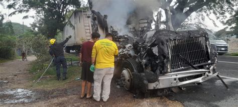 Rastra Se Incendia En Carretera Panamericana En El Tramo Que De San