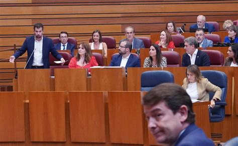 Mañueco defiende el modelo energético de la comunidad y Tudanca le afea