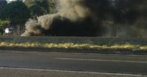 G1 Alunos da Unesp queimam pneus e fecham pista de rodovia em Marília