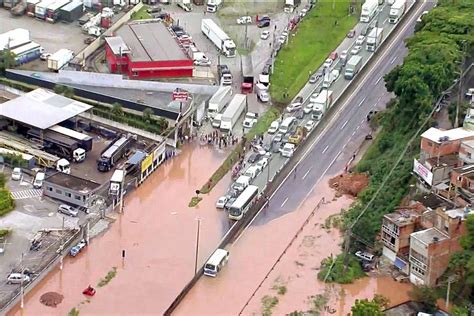 Alagamento interdita trecho da Régis Bittencourt em SP 01 02 2023