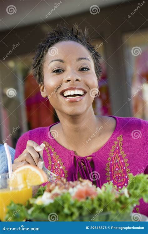 Mujer Feliz Que Come Ensalada En El Café Imagen de archivo Imagen de