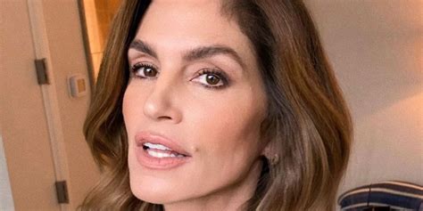 Cindy Crawford Is Ageing Backwards In Topless Hot Tub Pic