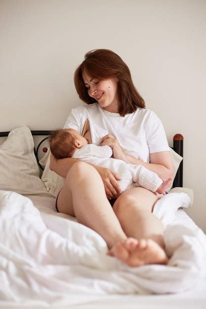 Mãe amamentando seu bebê recém nascido retrato realista em casa Foto