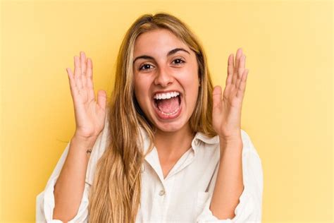 Jovem Mulher Loira Caucasiana Isolada Em Fundo Amarelo Recebendo Uma