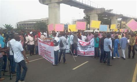 Photos Apc Members Stage Protest In Rivers State