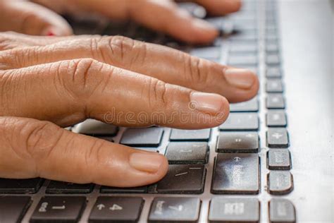 Cierre De La Escritura Femenina En El Teclado Imagen De Archivo