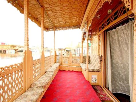 Houseboat In Dal Lake Srinagar Get Off On Kashmir Houseboats