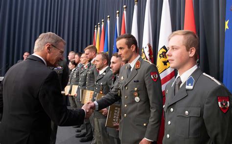 Bundesheer Aktuell Linz Empfang Der Neuen Offiziere Und Unteroffiziere