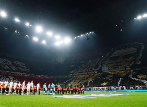 Le Superbe Tifo Des Fans De L Ac Milan En R Ponse Celui Du Psg Au