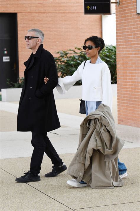 Photo Vincent Cassel Et Sa Femme Tina Kunakey Arrivent L A Roport