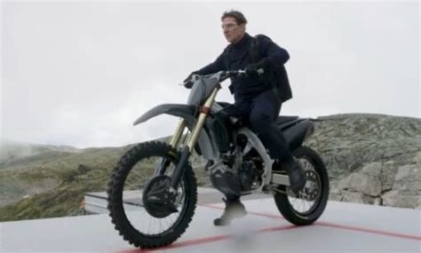 Tom Cruise stunts in Mission: Impossible - Dead Reckoning