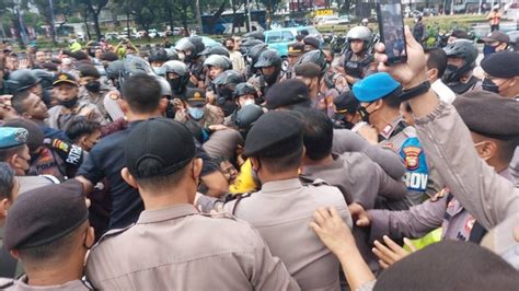 Demo Di Patung Kuda Ricuh Kapolsek Gambir Terinjak Injak Kumparan