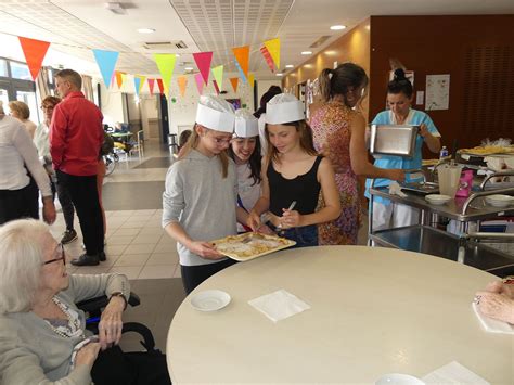 Atelier crêpes à la maison de retraite VILLE DE PIERREFEU DU VAR