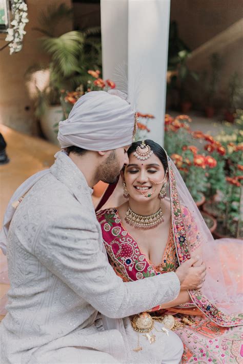 Red Veds Captured Stunning Candid Wedding Couple Poses