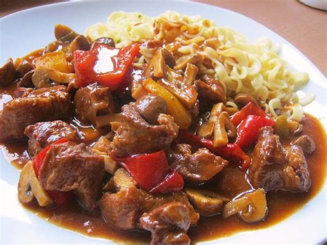 Schweinegulasch Mit Paprika Und Champignons Von Cohal Chefkoch