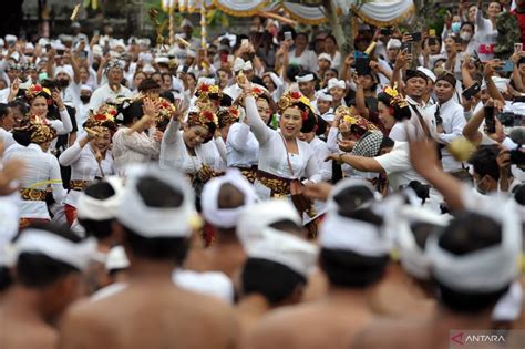 Tradisi Perang Ketupat Antara News