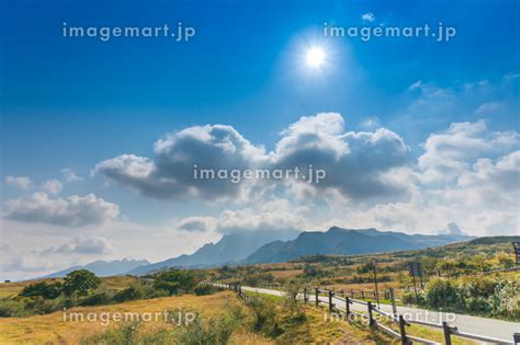 秋のミルクロードから見る阿蘇市街と阿蘇五岳【熊本県】の写真素材 [150794362] イメージマート