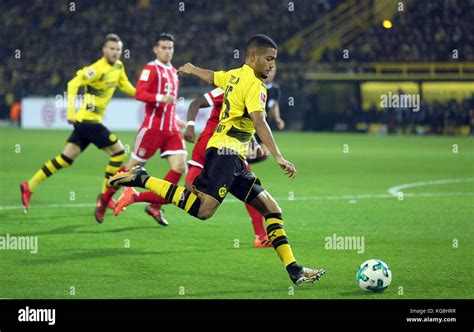 Dortmund Alemania 04 Nov 2017 dortmund de jeremy toljan en acción