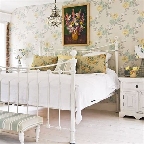 20 Floral Bedroom Ideas with Wallpaper Theme | Home Design And Interior