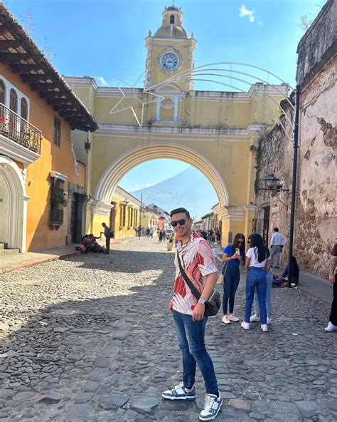 Pasea El Cantante Mazatleco El Yaki Por Las Calles De Antigua Guatemala