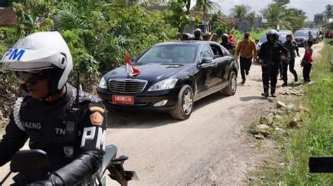 Warga Tertawa Lihat Momen Mobil Ri Nyangkut Di Jalanan Lampung