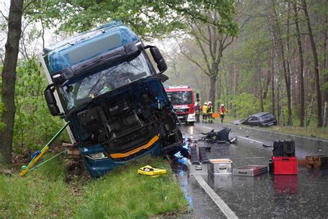 Frontal Crash Nach Riskantem Berholman Ver Auf Der B