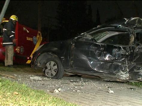 Acidente No Atuba Carro Bate Em Poste E Motorista Fica Ferido Massa News