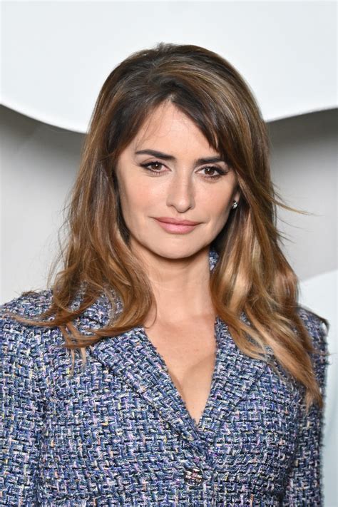 Pen Lope Cruz Zieht Mit Ihrer Neuen Haarfarbe Bei Der Chanel Show Alle