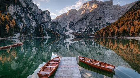 Dwie łódki na jeziorze Pragser Wildsee przy pomoście