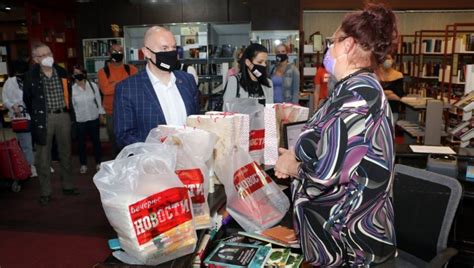 Novosti Rs Galerija Poklonili Knjige Biblioteci U Smederevu