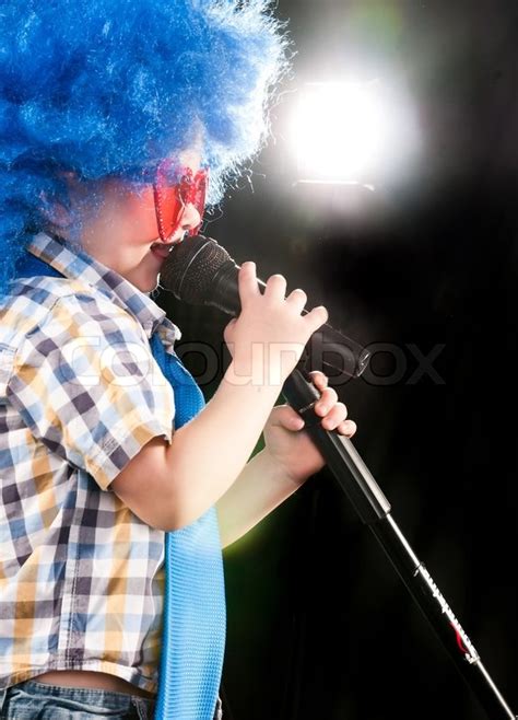 Junge Singt In Ein Mikrofon Stock Bild Colourbox