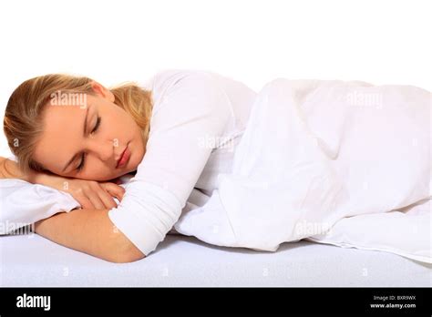 Attraktive blonde Frau im Bett schlafen Alle auf weißem Hintergrund Stockfotografie Alamy