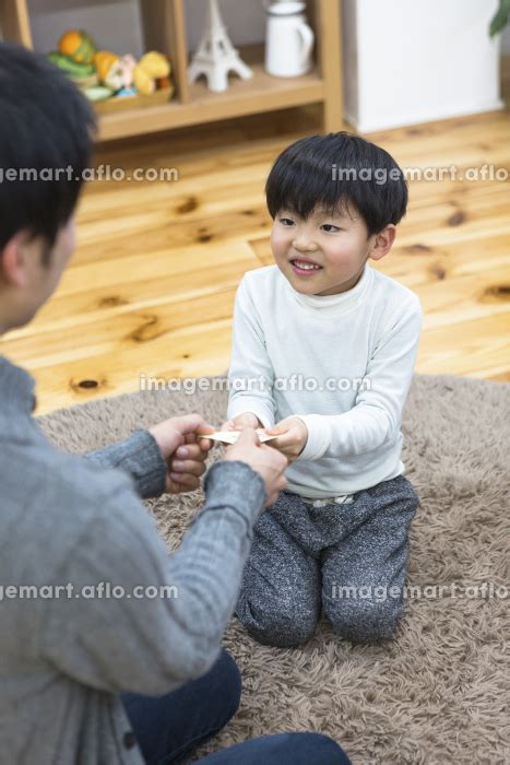 お年玉をもらう子供達の写真素材 [72551722] イメージマート