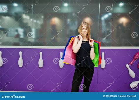 Chica Con Bolsas De Compras En El Centro Comercial Imagen De Archivo