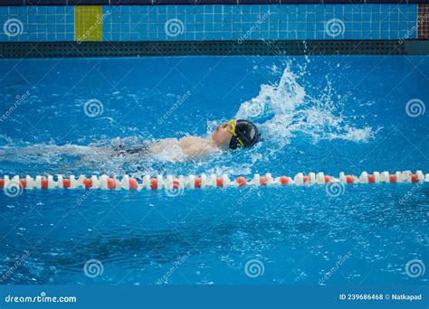 O Garoto Está Em Aulas De Natação Esportiva Ou Competição Na Piscina