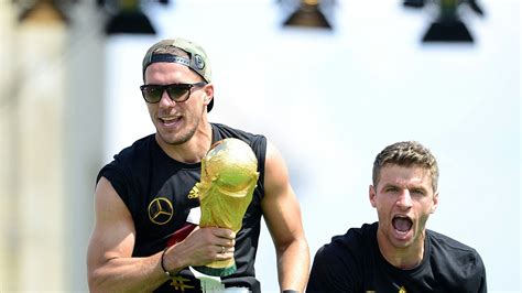 Nach Dfb Abschied Podolski Huldigt Legende M Ller