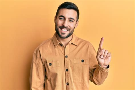 Joven Hispano Vestido Con Ropa Informal Sonriendo Con Una Idea O