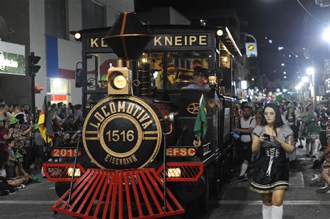 Galeria de fotos confira quem passou pelo desfile de abertura da 34ª