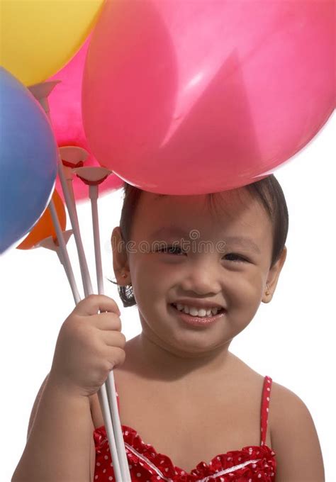 Petite Fille Heureuse Avec Les Ballons Rouges Et Blancs Photo Stock