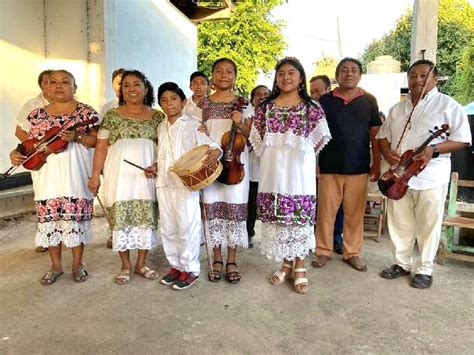 Instruyen a mujeres de Felipe Carrillo Puerto en la ejecución de música