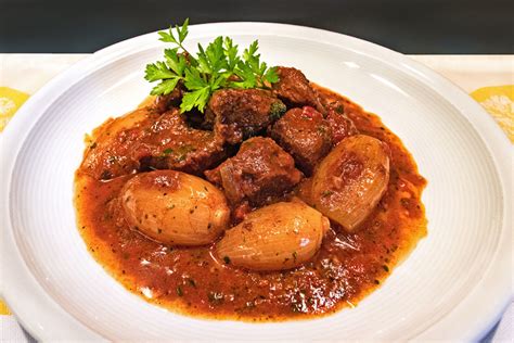 Stifado Rinderschmortopf mit Zimt Kreuzkümmel und Zwiebeln