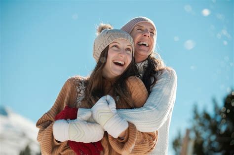 Familie Hat Spa Im Winter Kostenlose Foto