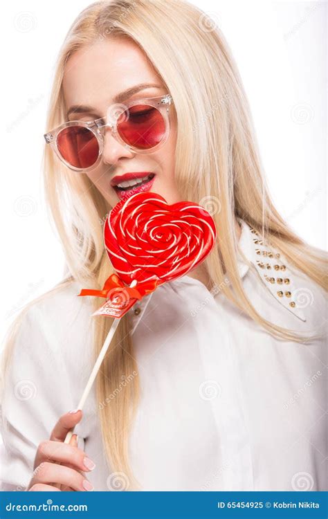 Portrait De Belle Femme Blonde Avec Lumineux Image Stock Image Du Charmer Lipstick 65454925