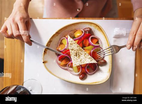 Lunch lady serving food hi-res stock photography and images - Alamy