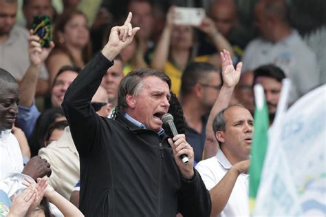 Palco ameaça ceder e Bolsonaro leva susto em comício na Baixada